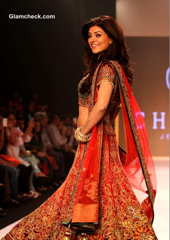 Sushmita Sen for Charu Jewels at IIJW 2013