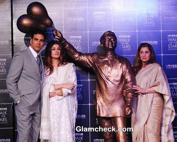 Twinkle Khanna Dimple Kapadia Akshay Kumar Unveil Bronze Statue of Late Rajesh Khanna