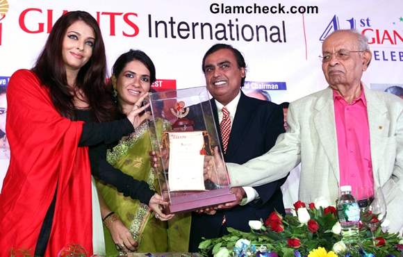 Aishwarya Rai receives award at Giants International Awards 2013