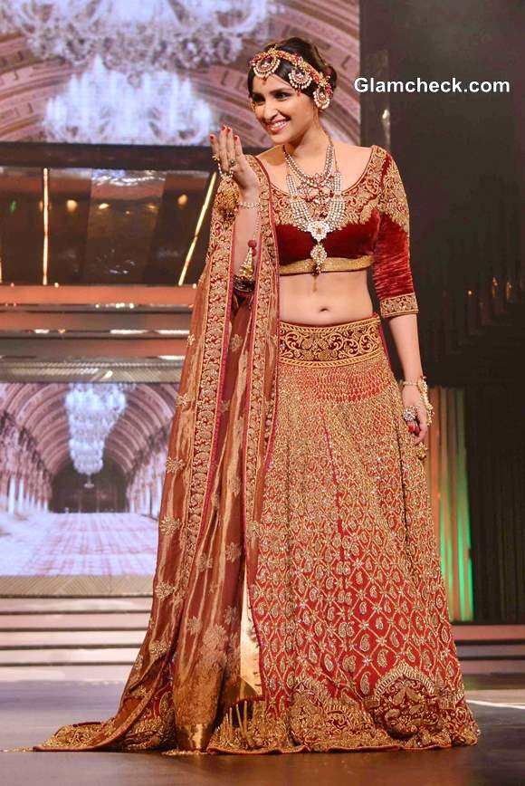 Parineeti Chopra Gorgeous in Lehenga at Yash Chopra Fashion Show