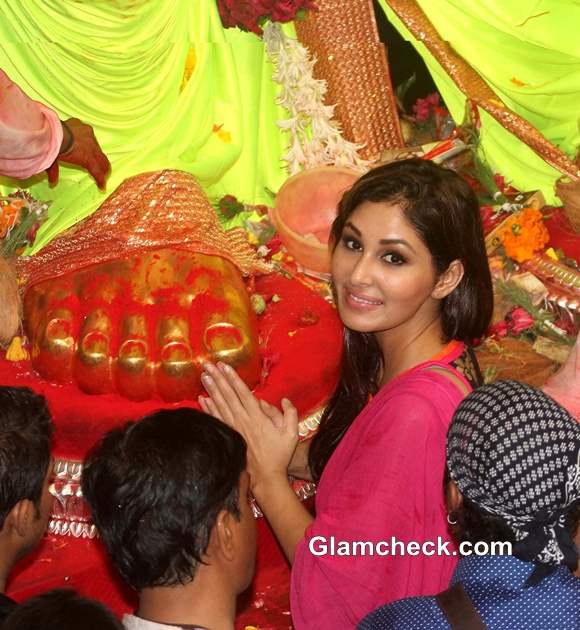 Pooja Chopra visits Lalbaughcha Raja 2013