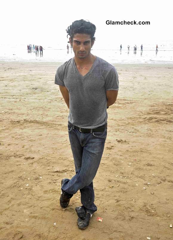 Prateik Babbar 2013 Volunteers for Juhu Beach Cleanup Drive