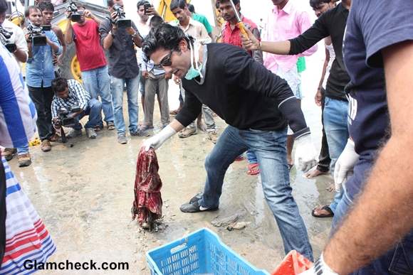 Prateik Babbar for Juhu Beach Cleanup Drive