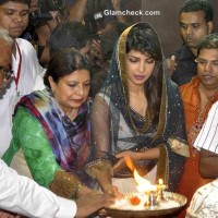 Priyanka Chopra Offers Prayers at Andheri Cha Raja 2013