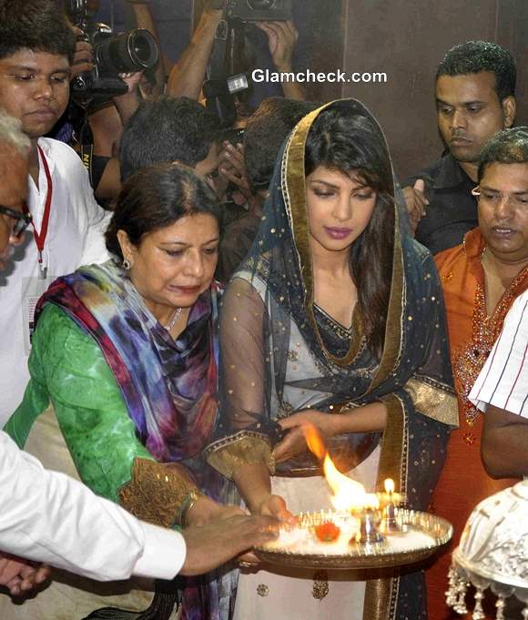 Priyanka Chopra Offers Prayers at Andheri Cha Raja 2013