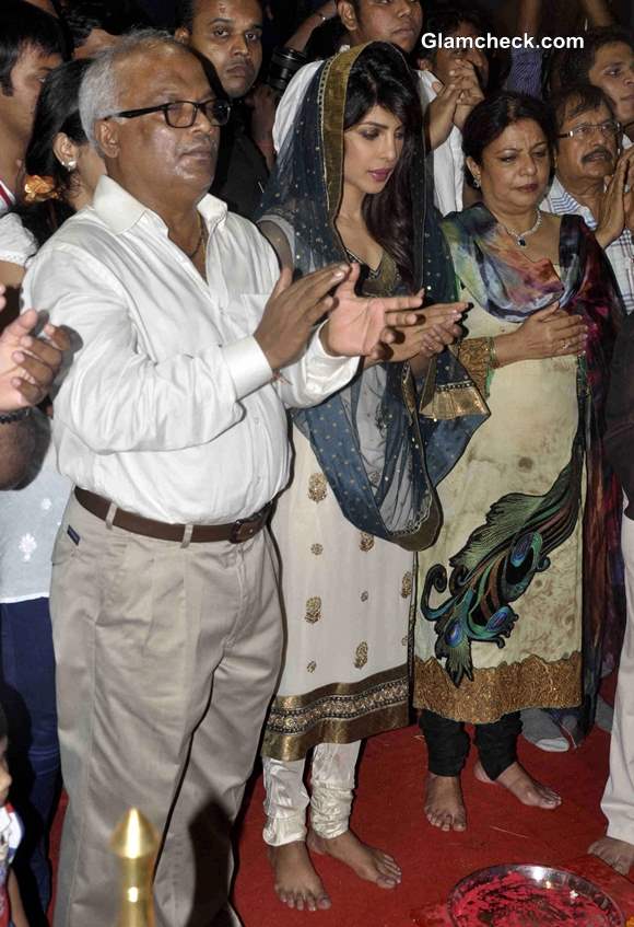 Priyanka Chopra Prayers at Andheri Cha Raja 2013