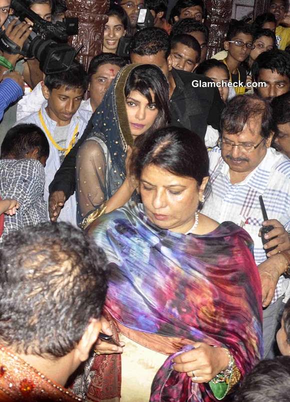 Priyanka Chopra visits Andheri Cha Raja 2013