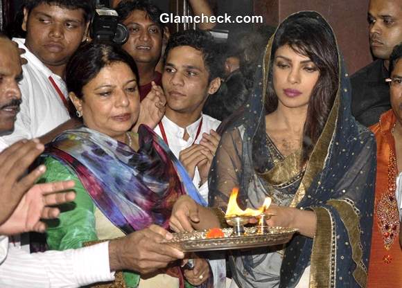 Priyanka Chopra with hter mother at Andheri Cha Raja 2013