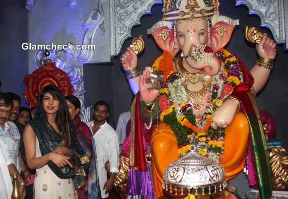 Priyanka Chopra  with mother at Andheri Cha Raja 2013