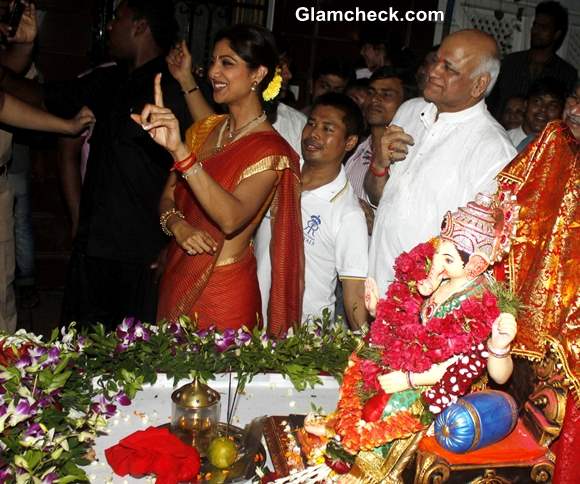 Shilpa Shetty with Family at Ganesh Visarjan 2013