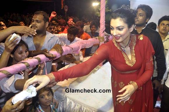 Yukta Mookhey Red Anarkali on Final Day of Ganesh Chaturthi 2013