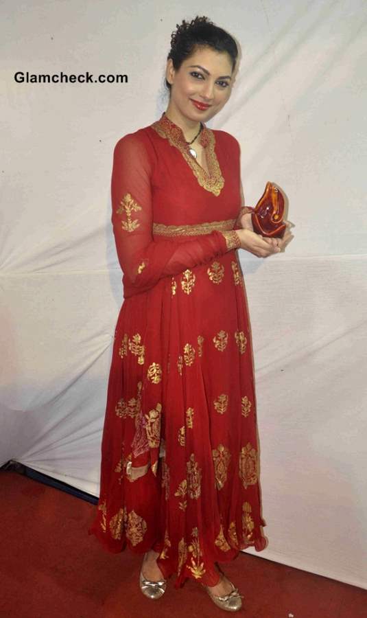 Yukta Mookhey in Red Anarkali on Final Day of Ganesh Chaturthi 2013