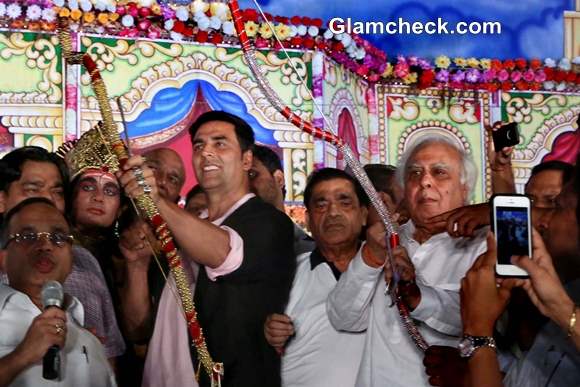 Akshay Kumar Celebrates Dussehra in New Delhi