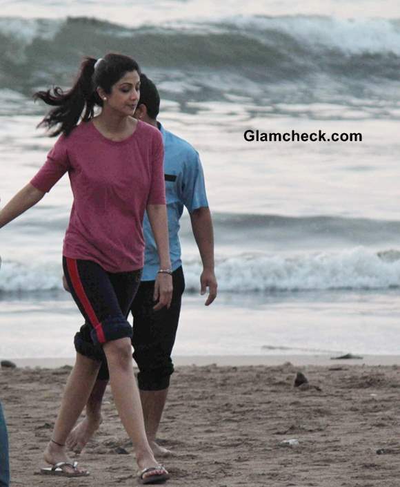 Celeb Spotting - Shilpa Shetty Takes a Stroll on Juhu Beach