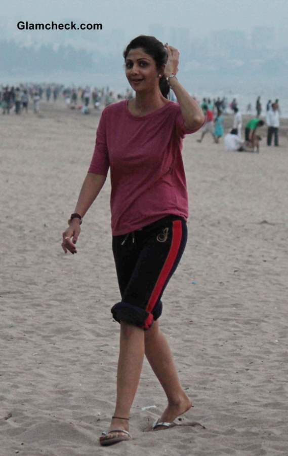 Shilpa Shetty at Juhu Beach pics 2013