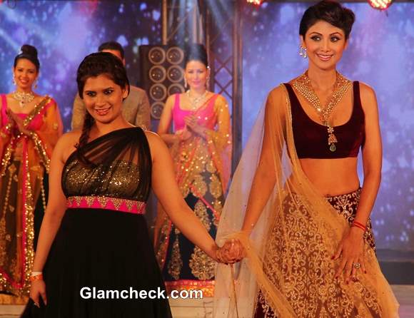 Shilpa Shetty walks the ramp at 2013 IBBS Fashion Show