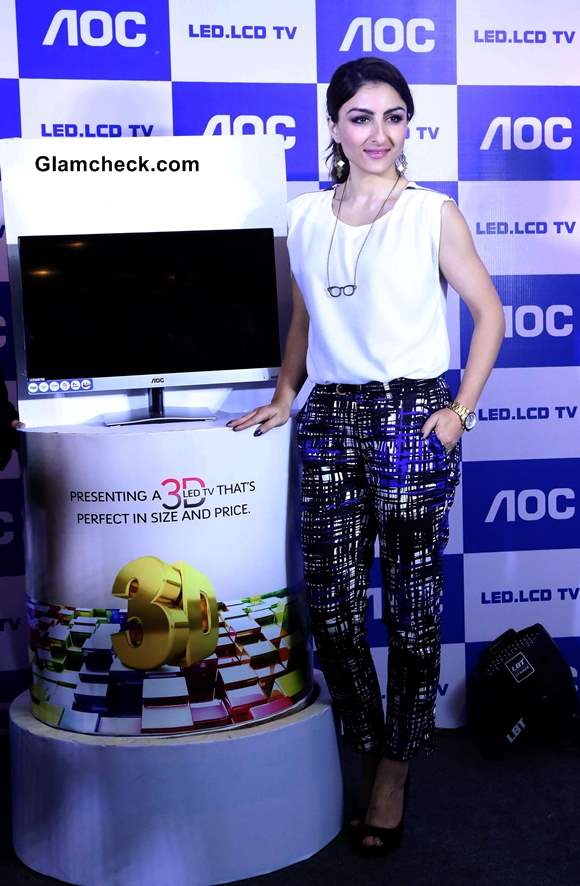 Soha Ali Khan 2013 Unveils Smallest LED 3D TV