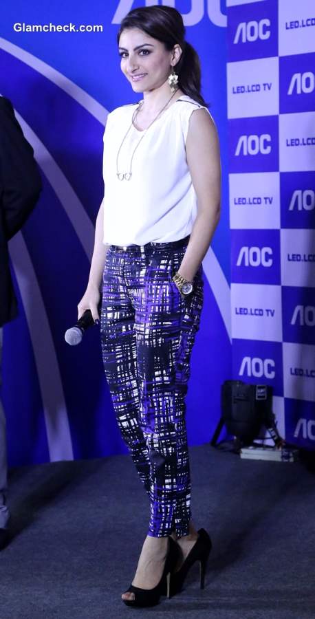 Soha Ali Khan in printed pants 2013