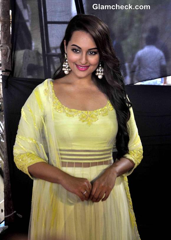 Sonakshi Sinha 2013 at Diwali Celebrations