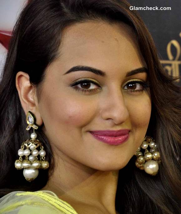 Sonakshi SinhaTraditional look at Star Plus Diwali Celebrations