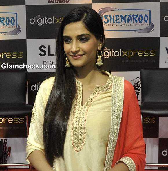 Sonam Kapoor Open Hairstyle 2013