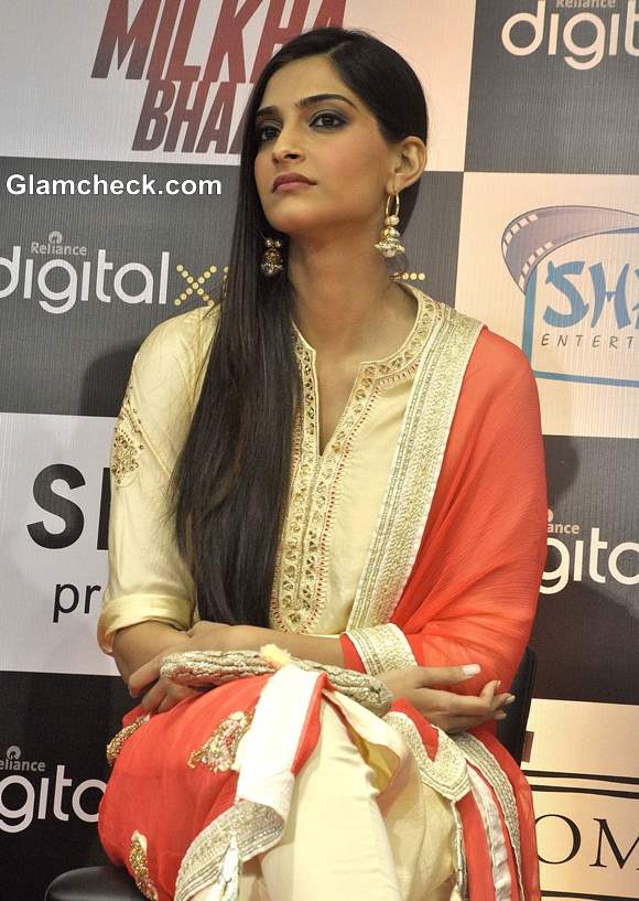 Sonam Kapoor in Salwar Kameez 2013 pics