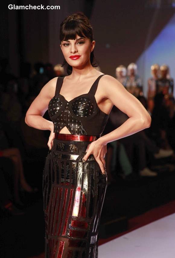 Jacqueline Fernandez Show-stopper for Falguni Shane Peacock at SIFW 2013