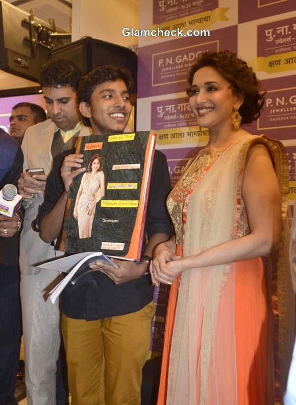 Madhuri Dixit at the prize distribution ceremony of Kshan Ala Bhagyachya