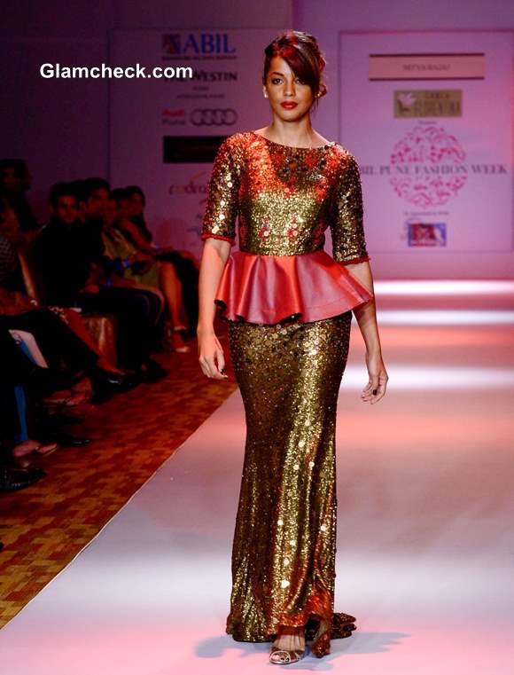 Mugdha Godse Walks the Ramp at Pune Fashion Week 2013