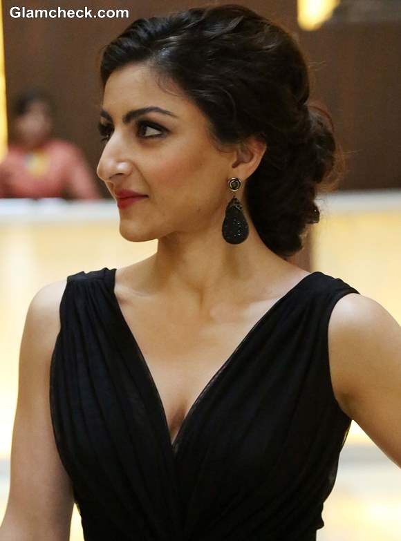 Soha Ali Khan Inaugurates Glamour 2013 in Black Evening Gown