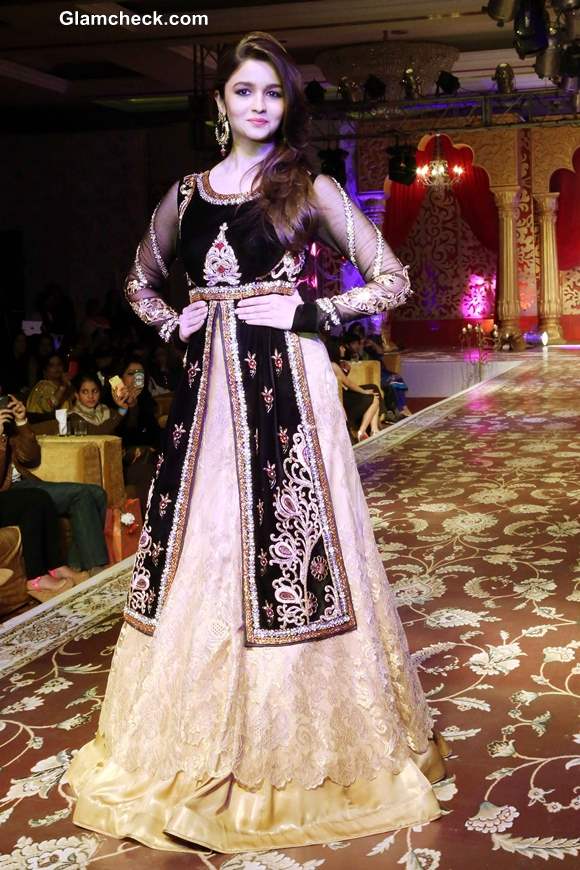 Alia Bhatt Show-stopper for Kavita and Meenu at Khwaab Bridal Couture 2013