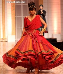 Chitrangada Singh In Tarun Tahiliani Lehenga for Azva Jewellery at Amby Valley IBFW 2013 Mumbai