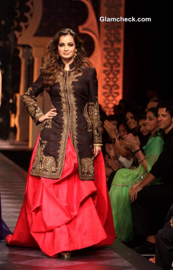 Dia Mirza in Black Achakan and Fuchsia Skirt for Raghavendra Rathore at IBFW 2013