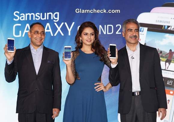 Huma Qureshi Launches Samsung GALAXY Grand 2 in Mumbai