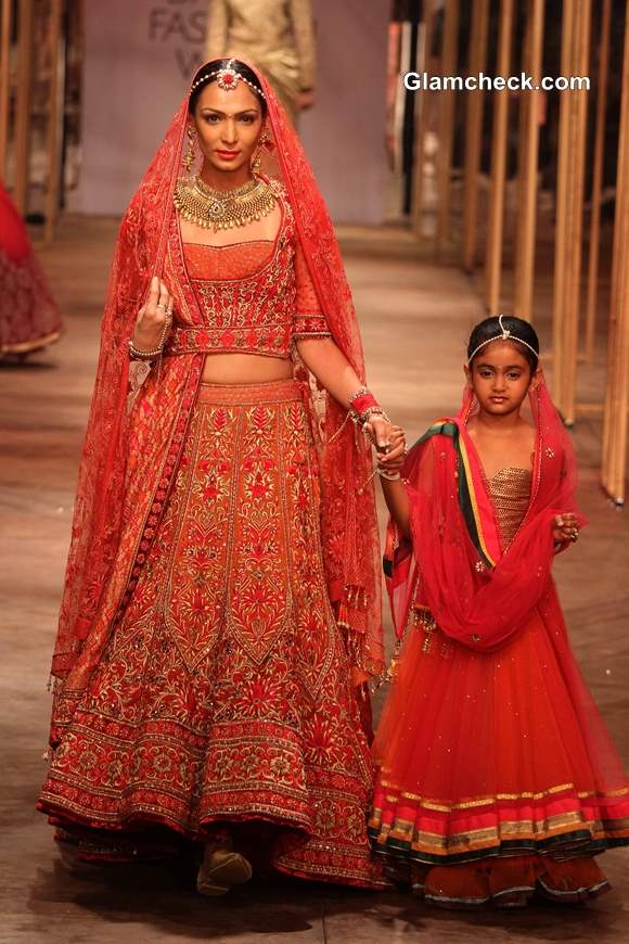 Tarun Tahiliani Showcases His Traditional Bridal Wear at IBFW 2013 on Day 1