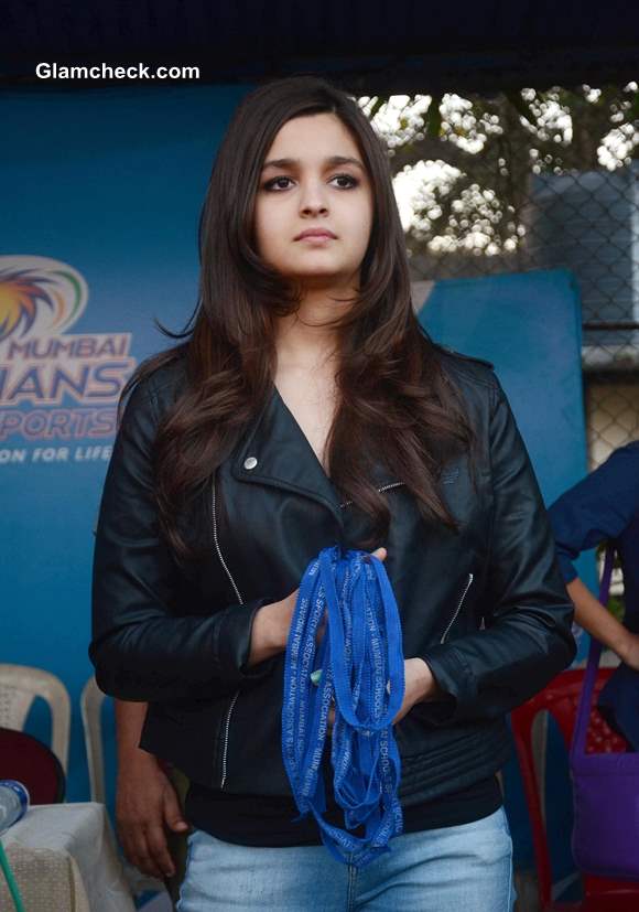 Alia Bhatt Pictures at Mumbai School Prize Distribution Ceremony