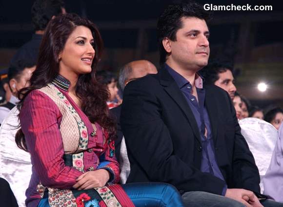 Sonali Bendre with husband Goldie at Umang 2014