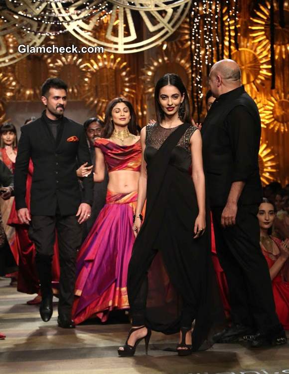 Ayesha at Tarun Tahiliani Show WIFW A-W 2014