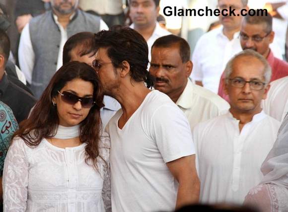 Sharukh Khan at Juhi Chawlas brothers funeral