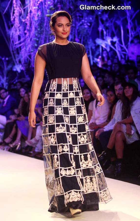 Sonakshi Sinha for Manish Malhotra at LFW Summer-Resort 2014