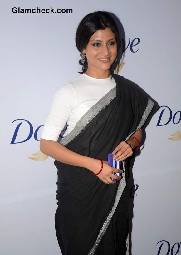 Konkona Sen Sharma Goes Monochrome in Black Sari With White Tee