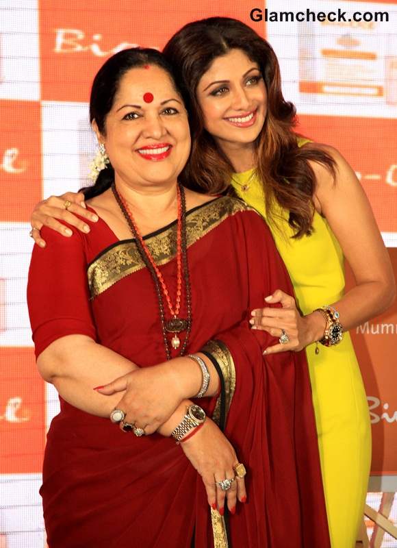 Shilpa Shetty ith her mother