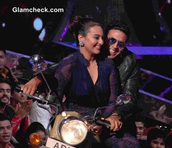 Akshay Kumar and Sonakshi Sinha on Jhalak Dikhlaa Jaa 7