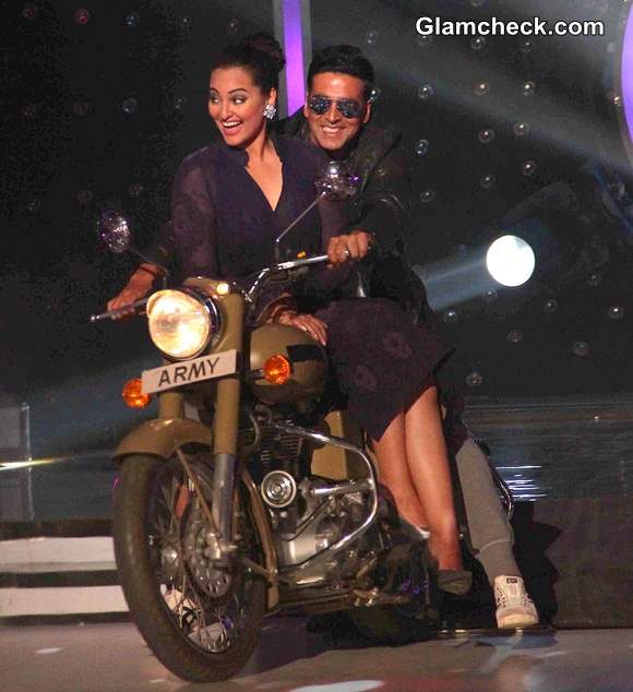 Akshay and Sonakshi Hit the Dance Floor on Jhalak Dikhlaa Jaa 7