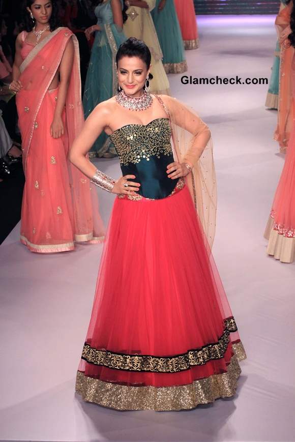 IIJW 2014 Ameesha Patel Walks for Surya Gold