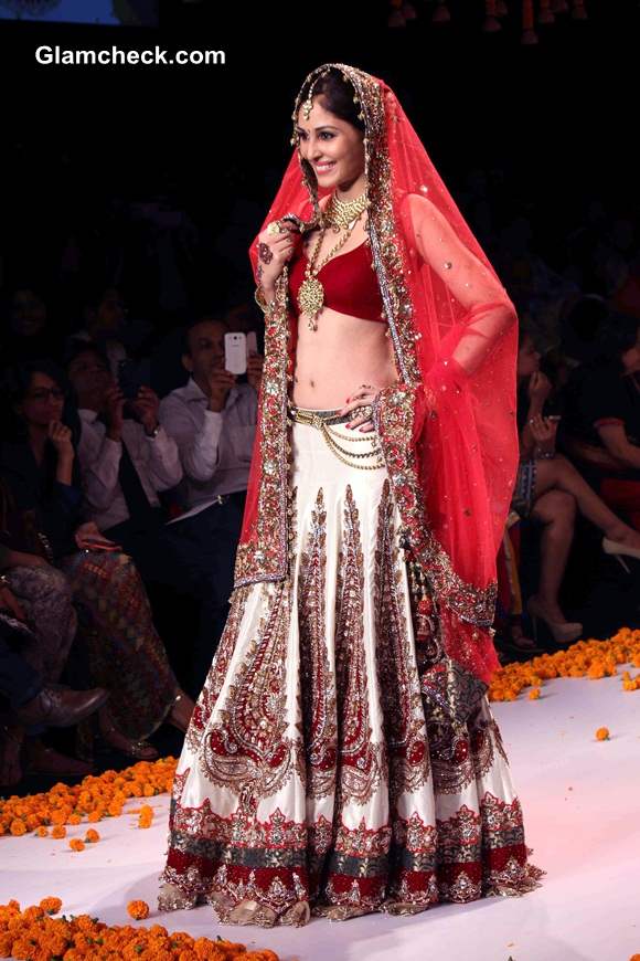 IIJW 2014 Pooja Chopra Walks the Ramp for Swarovski