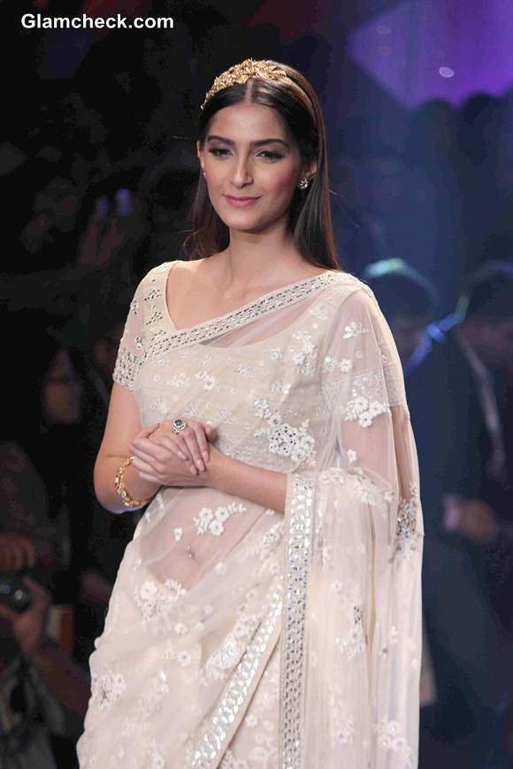 IIJW 2014 Sonam Kapoor in Sari