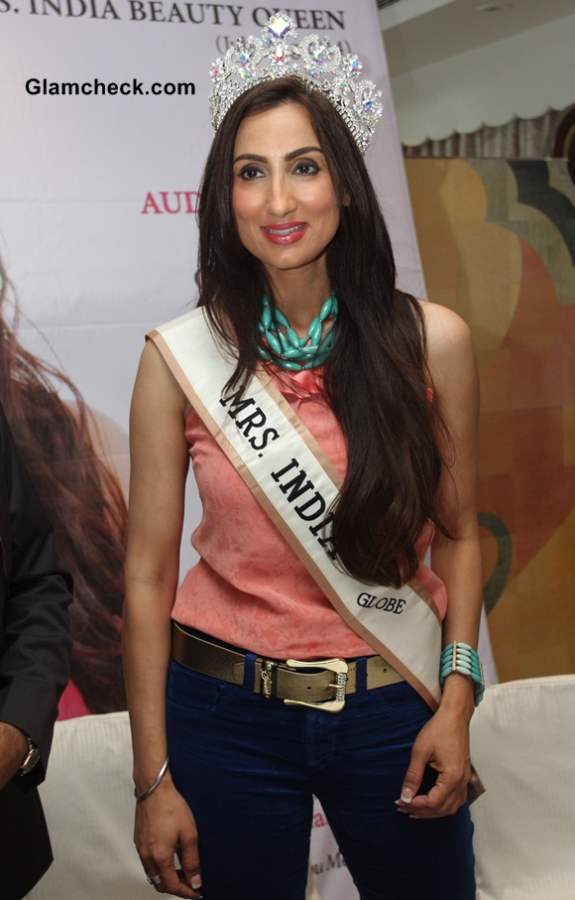 Mrs India Beauty Queen 2014