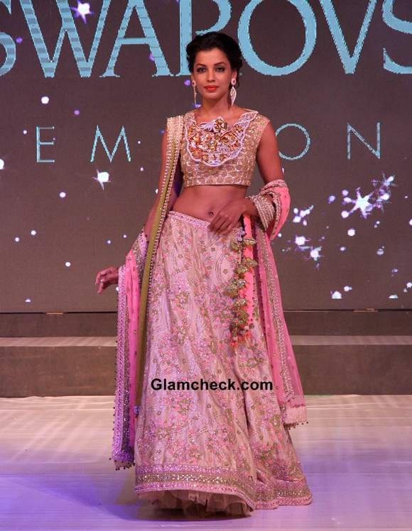 Mugdha Godse Walks the Ramp at G  J Times Launch