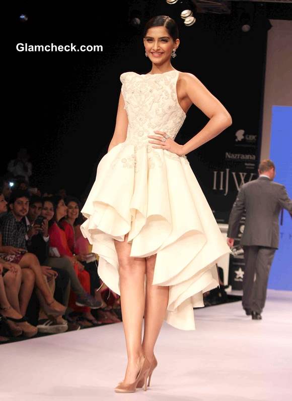 Sonam Kapoor in Rio Tinto at IIJW 2014